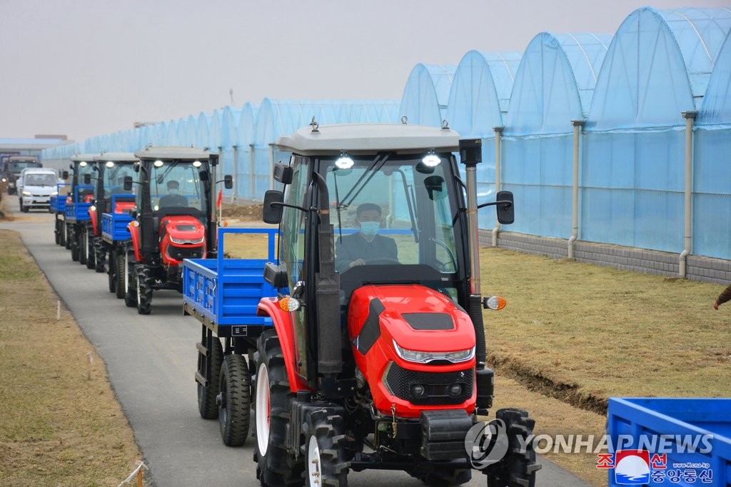 김정은, 연포온실농장에 차량·설비 선물…"사회주의농촌 창조"