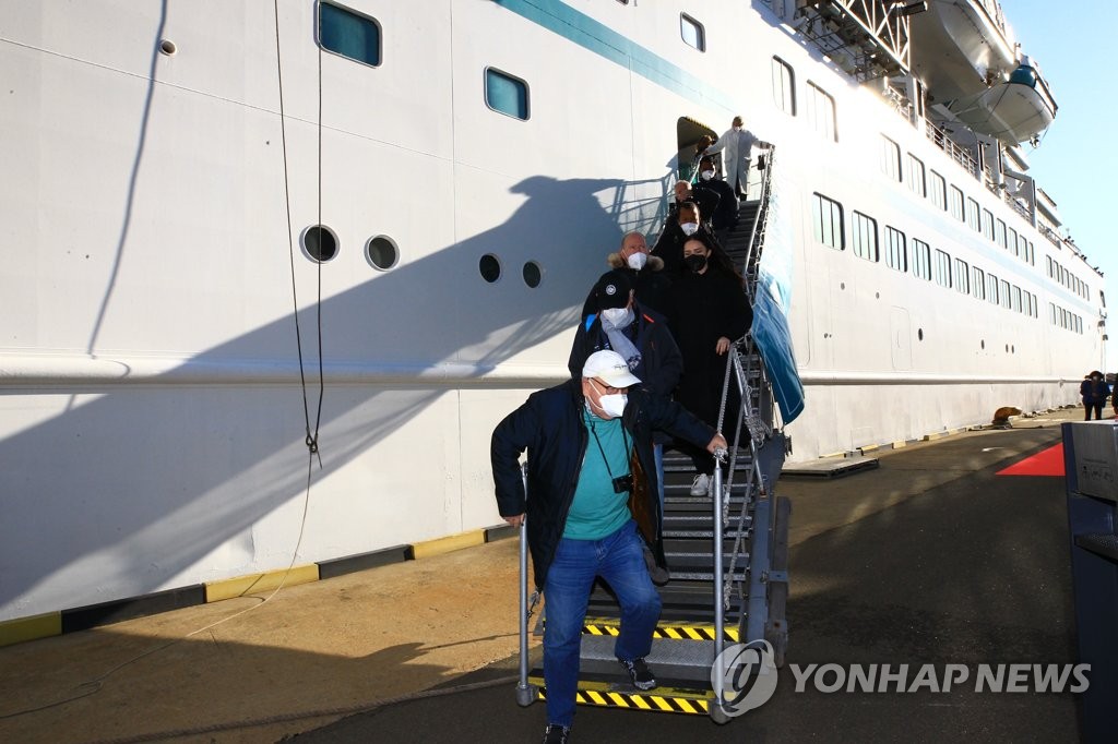 코로나이후 3년만에 크루즈선 속초항 입항…탑승객 800여명 환영(종합)