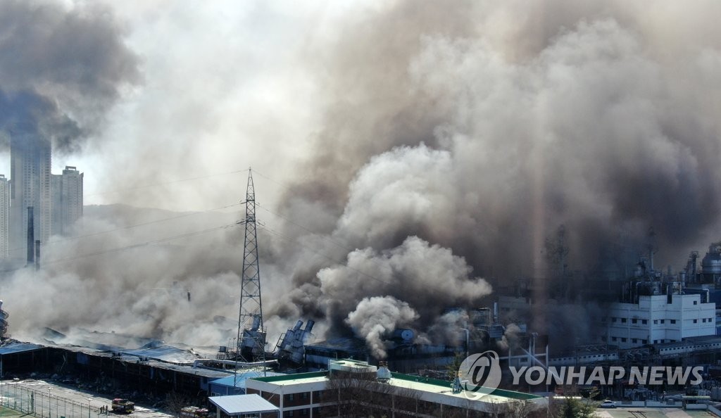 아파트 그을음·가구에 밴 탄내…한국타이어 주민 피해 보상은