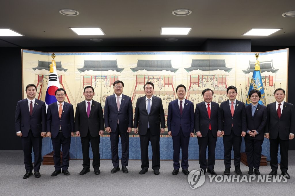 與지도부 만찬서 '尹레시피' 요리…尹, 취식법 선보이기도