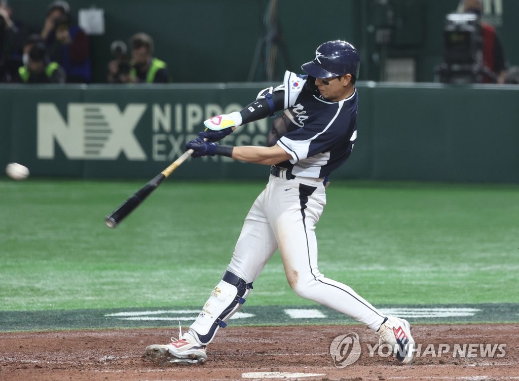 [WBC] 한일 대표 교타자 이정후·요시다, 우정의 방망이 교환