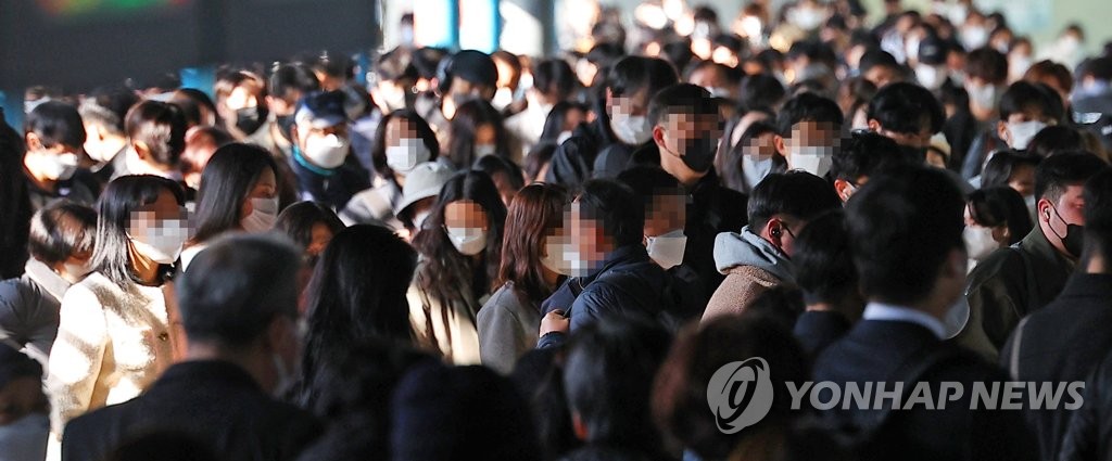 대중교통 마스크 해제로 일상회복 성큼…7일격리 해제는 언제쯤(종합2보)