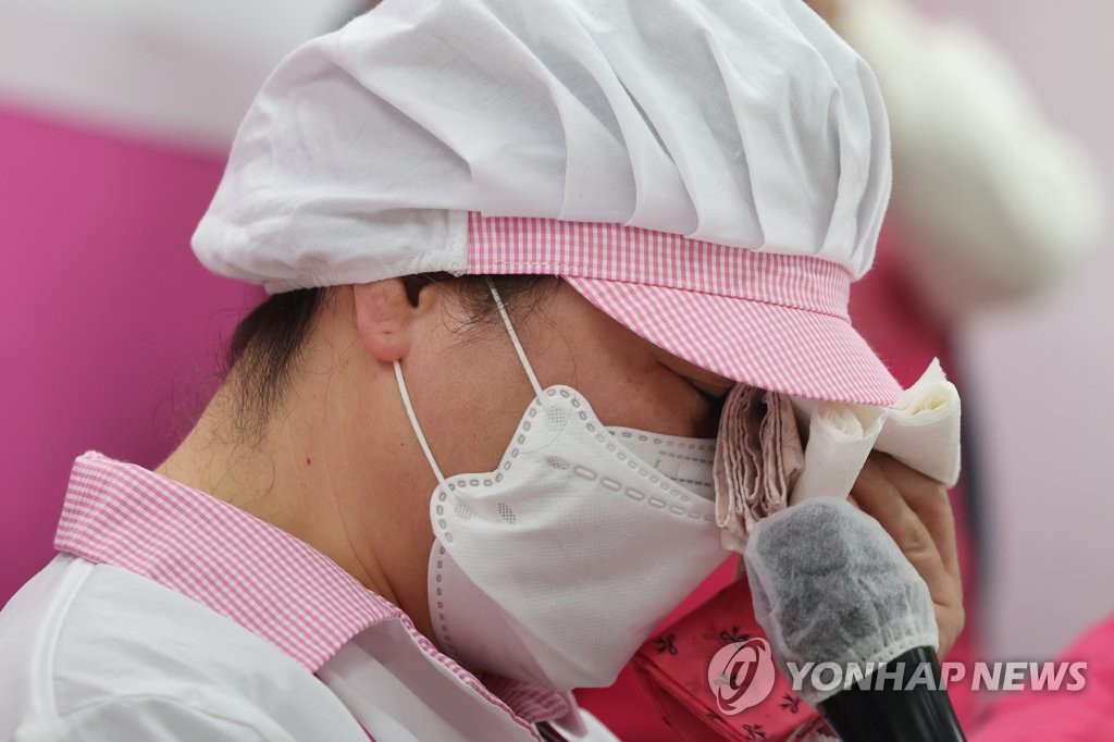 학교 비정규직노조 "급식실 인력 충원하고 환기시설 개선해야"(종합)