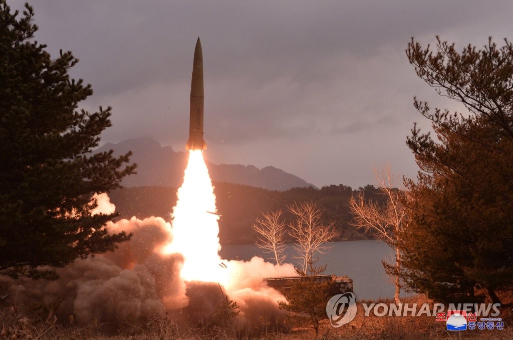 北, 동해상으로 탄도미사일 발사…한일정상회담 겨냥 관측(종합)