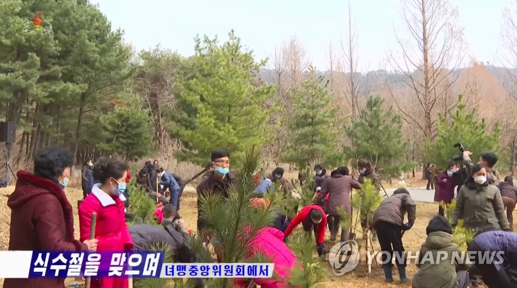 北최룡해 공개활동 나서…평양 중앙식물원 수목원서 나무 심어