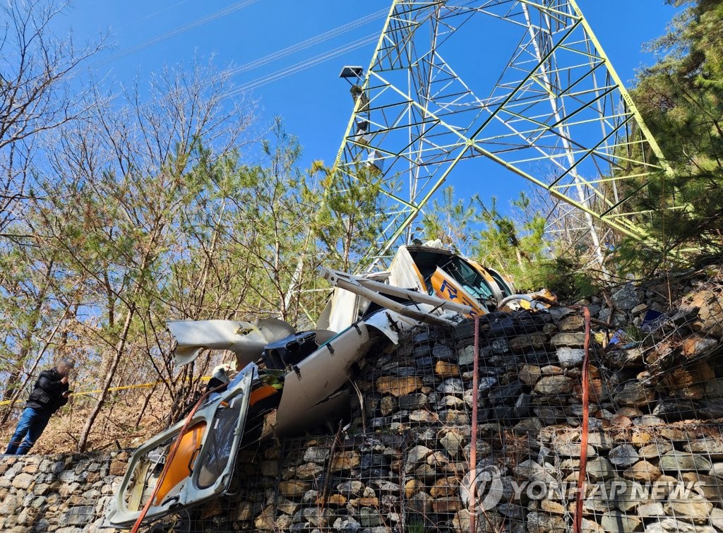 '2명 사망 추락헬기' 산불 진화용인데…왜 송전탑 공사 투입됐나