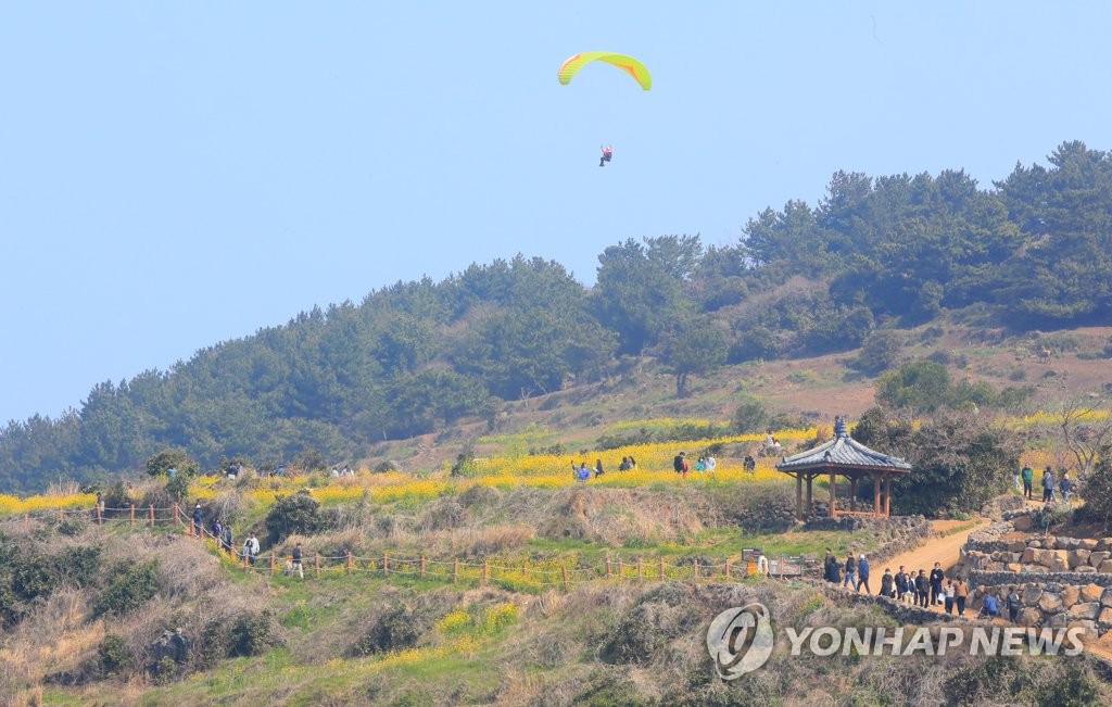 포근한 봄 날씨에 나들이객 북적…스키장에선 막바지 질주