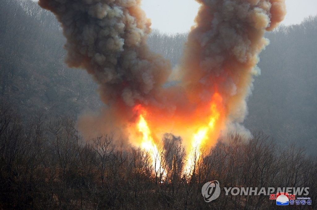 김정은, 또 핵위협…"적에 공격가할 수단…기하급수적 증대요구"(종합)