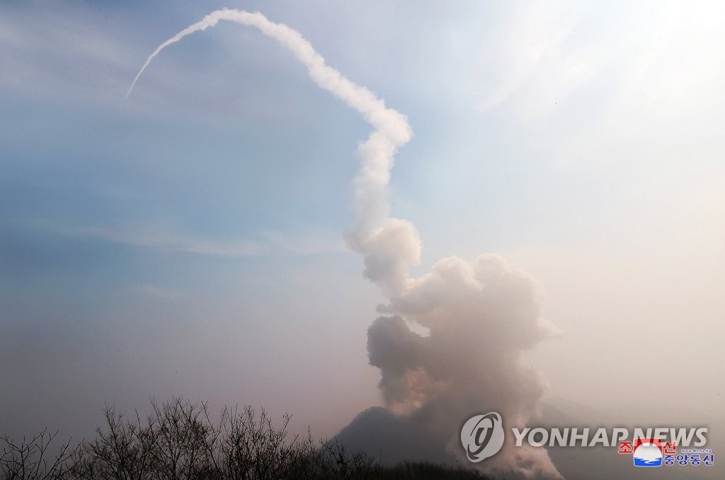 北, 美항모 오는 동해로 탄도미사일…한미 연합상륙훈련 반발(종합)