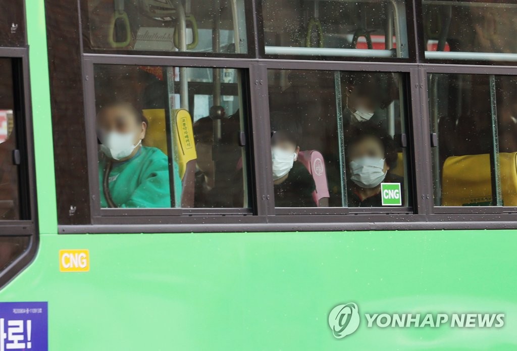 대중교통 마스크 의무 해제에도…"이젠 습관적으로 쓰게 돼"