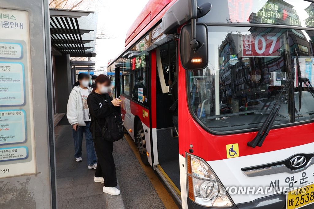 "편하지만 아직은 예전처럼"…대중교통 '노 마스크' 첫날