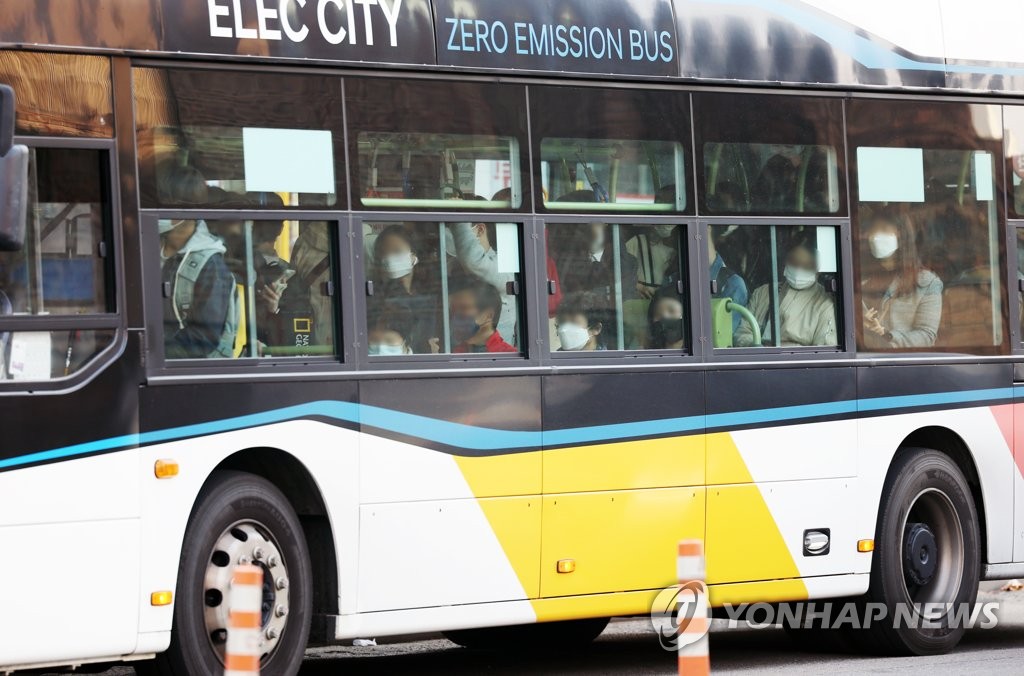 "편하지만 아직은 예전처럼"…대중교통 '노 마스크' 첫날