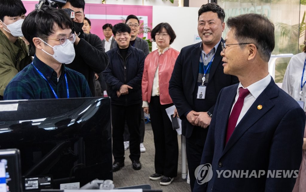 노동장관 "휴가는 근로자 정당한 권리…사용 충분히 보장돼야"