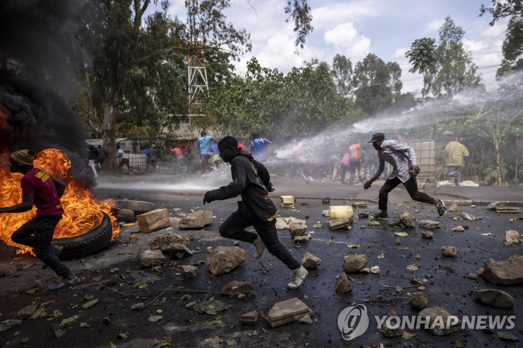 케냐 '고물가 항의' 시위…경찰 발포로 학생 사망