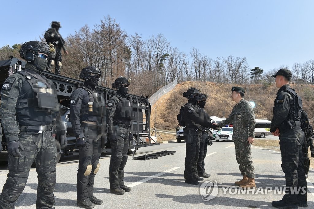 합참의장, 연합특전구성군사 방문…"적 도발에 처절한 대가를"