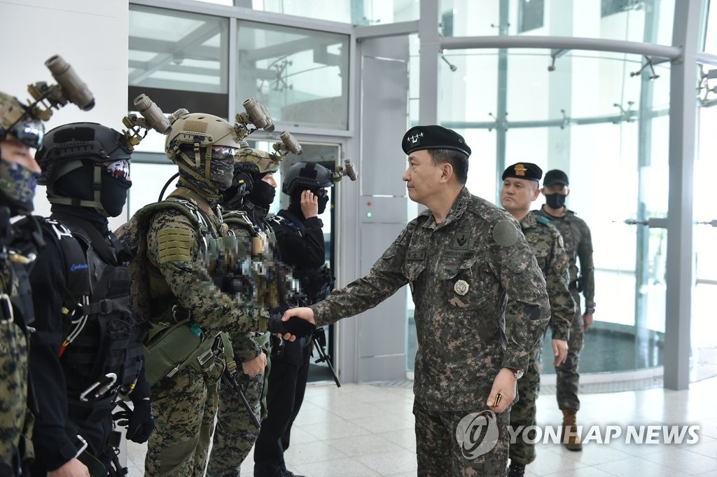 합참의장, 연합특전구성군사 방문…"적 도발에 처절한 대가를"