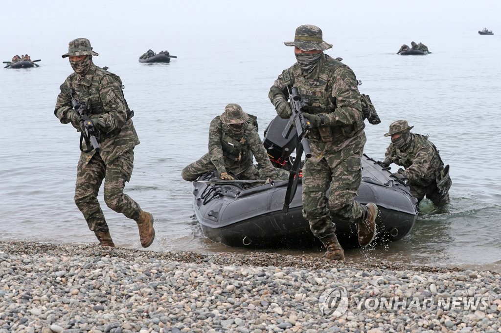 韓·美·英 해병대 연합 수색훈련…"공중·해상으로 침투하라"