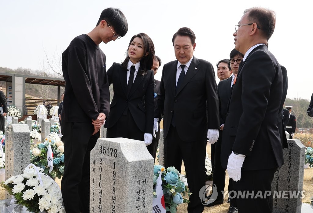 '서해용사 55명' 호명하며 울컥한 尹…기념사엔 6차례 "北도발"(종합)