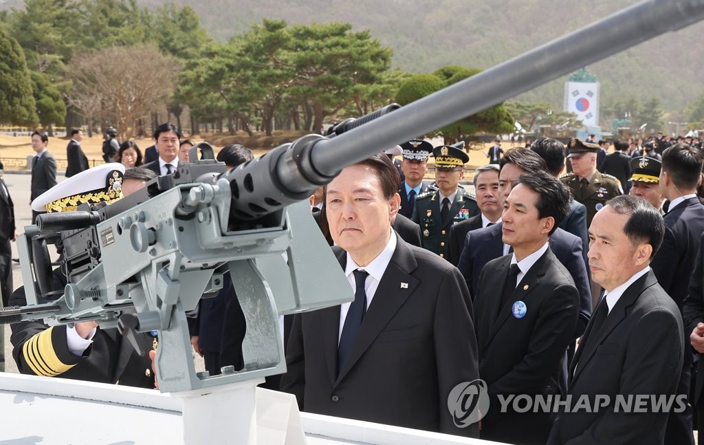 尹 "北도발로부터 피로 영토 지켜"…유가족과 함께 묘역 참배도(종합)