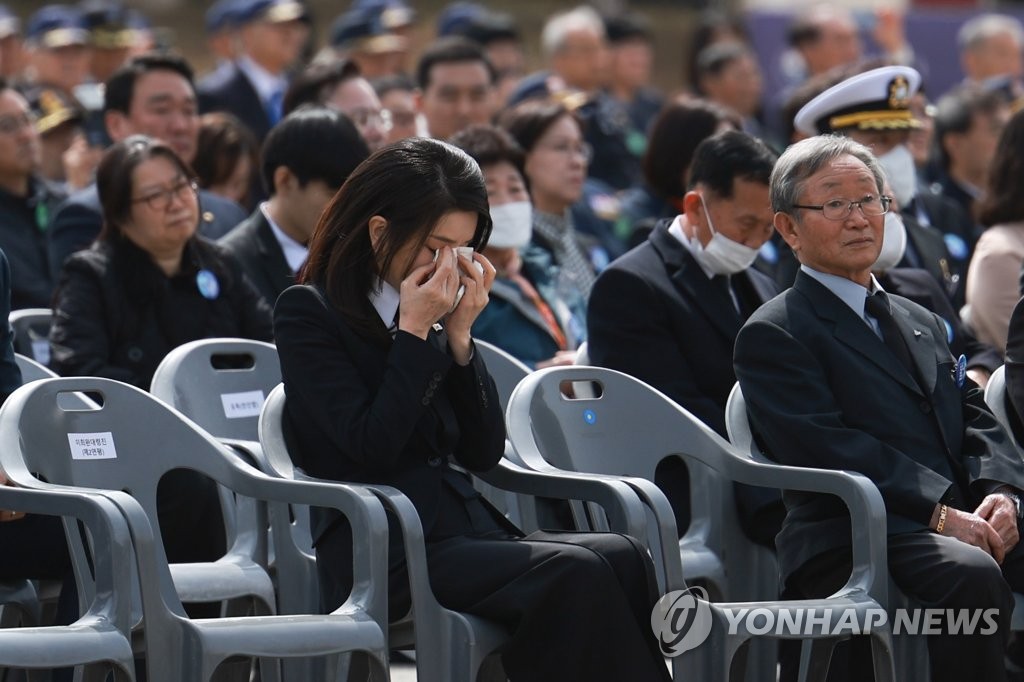 尹 "北도발로부터 피로 영토 지켜"…유가족과 함께 묘역 참배도(종합)