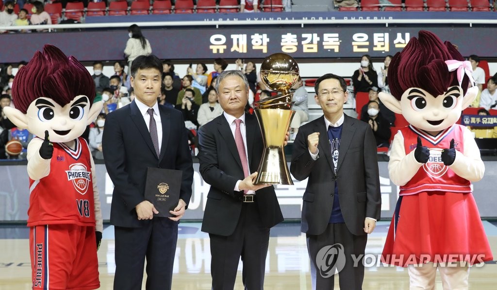 은퇴식 유재학 총감독 "환갑에 울면 주책이라고 할까 봐…"