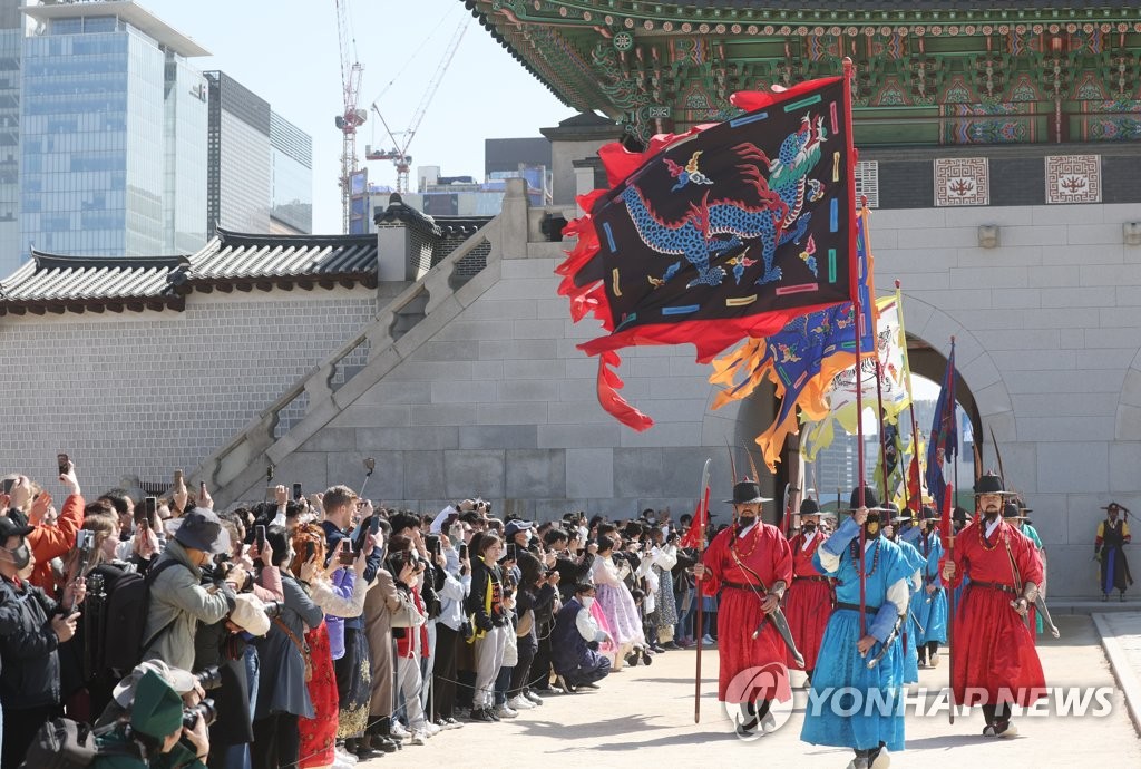 "다음주면 미어터져요"…이른 벚꽂에 설레는 나들이객