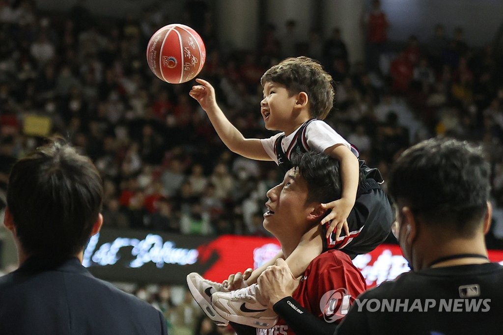 '영구결번' 양희종 "11년 전 동부와 챔프전 중거리슛 못잊어"(종합)