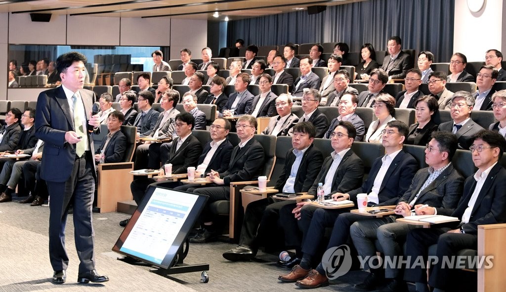 하나금융 함영주 "SVB 신뢰 잃어 단기간 파산…신뢰 회복 중요"