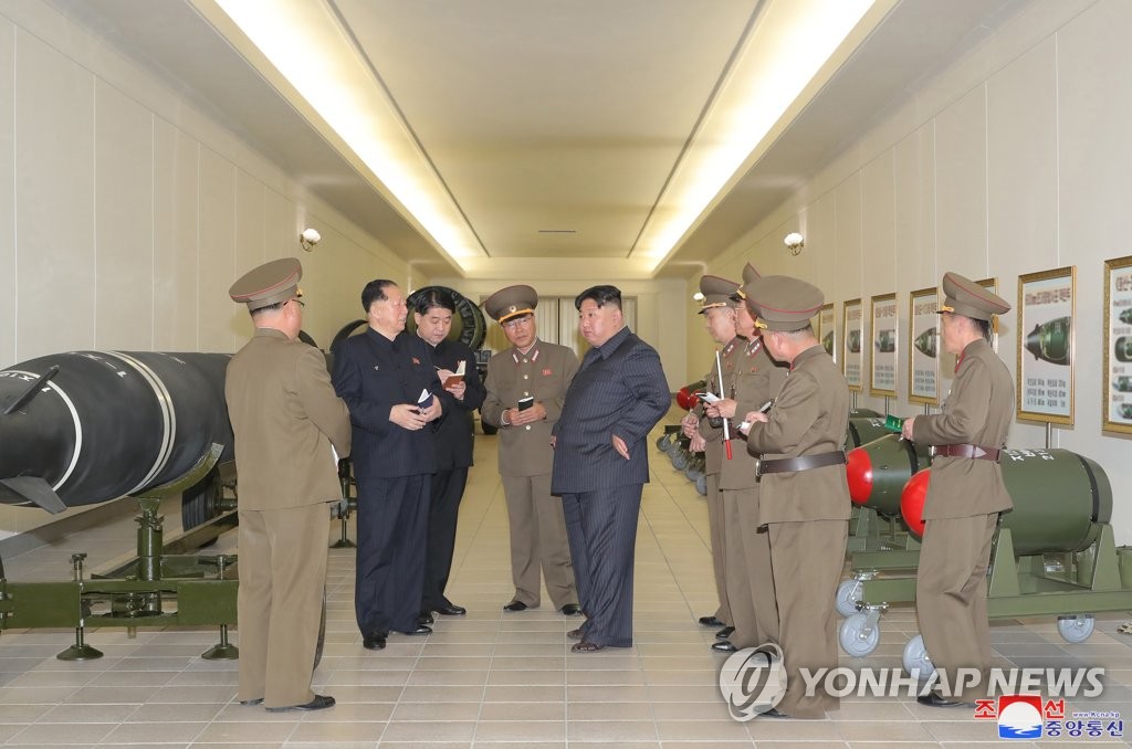 北 '다종무기 탑재 전술핵탄두' 공개로 위협…직경 40~50㎝ 추정