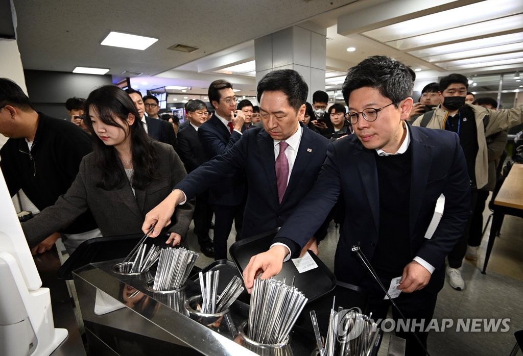 김기현, 경희대생들과 '천원 아침밥'…"식사만큼은 국가가 책임"