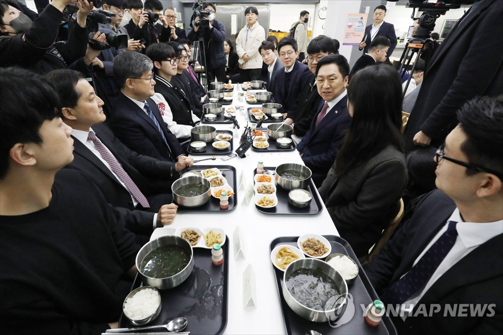 당정 '1천원 아침밥' 예산 3.4배로 증액 검토…청년층에 '구애'