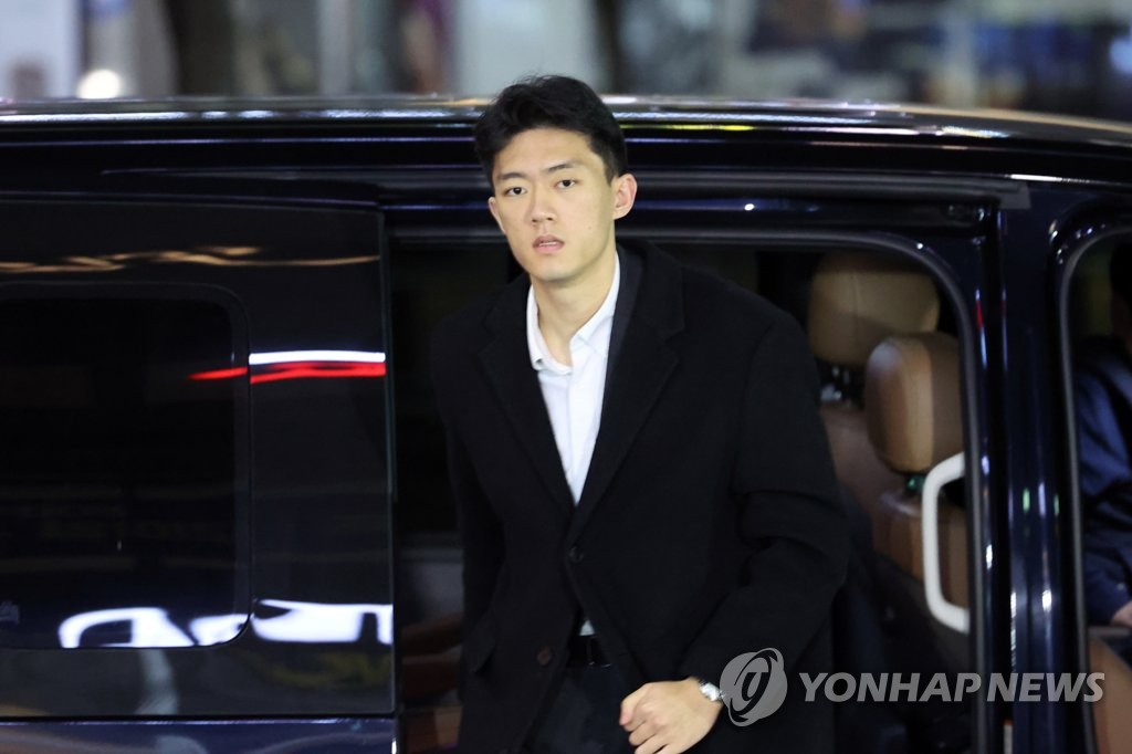 전두환 손자 광주 도착 "늦게 와 죄송…억울함 풀어드리고 싶어"