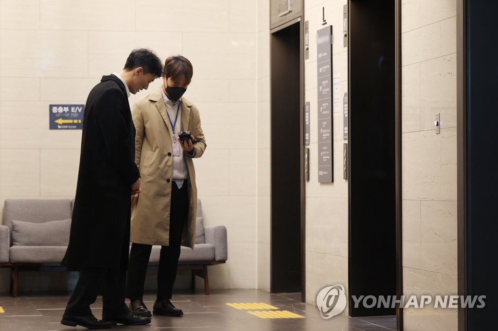 전두환 손자 광주 도착 "늦게 와 죄송…억울함 풀어드리고 싶어"