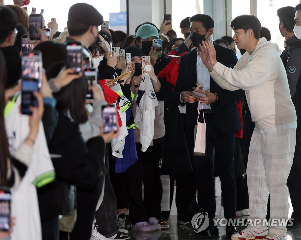 클린스만호 첫 골 안긴 손흥민, 팬들 배웅에 밝은 얼굴로 출국