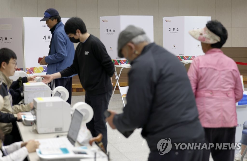 4·5 재보궐선거 사전투표 첫날 발길 뜸…차분하게 한표