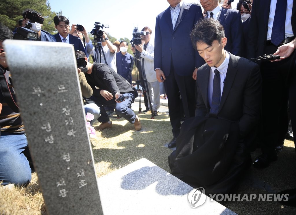 전두환 대신 무릎 꿇은 손자…눈물로 손잡아준 5·18 유족