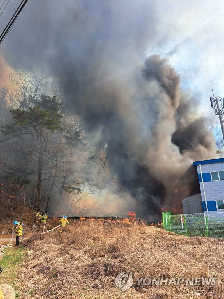 원주 창고에서 난 불 산으로 번져…헬기 투입 진화 중