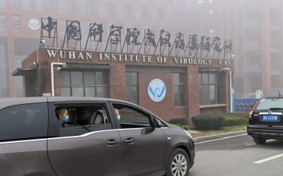美 FBI 국장 "코로나19 중국 우한 연구소 유출 가능성 높아"