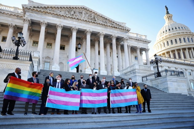 미국 하원에서 지난달 25일 성 소수자(LGBTQ) 권리 확대 법안이 통과되자 일부 의원들이 워싱턴DC 의회 건물 앞에서 기념촬영을 하고 있다.  /로이터연합뉴스
