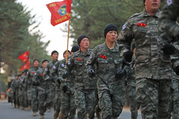 지난 1월 경북 포항에 있는 해병대 1사단에서 해병대원들이 힘차게 달리며 국토수호 의지를 다지고 있다. 사진=연합뉴스