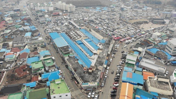 충남 예산군과 백종원 더본코리아 대표가 함께 진행한 '예산시장 살리기 프로젝트'로 활기를 되찾은 예산시장주차장이 지난 2월 12일 관광객들이 타고 온 차량으로 가득 차 있다.사진=연합뉴스