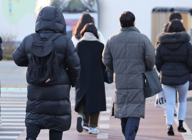 대부분 지역 아침 기온이 영하 5도 밑으로 내려간 지난달 21일 서울 광화문 광장에서 두꺼운 옷을 입은 출근길 시민들이 횡단보도를 건너고 있다. 사진=연합뉴스