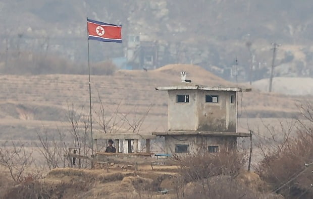 초소에서 근무하는 북한군. /사진=연합뉴스
