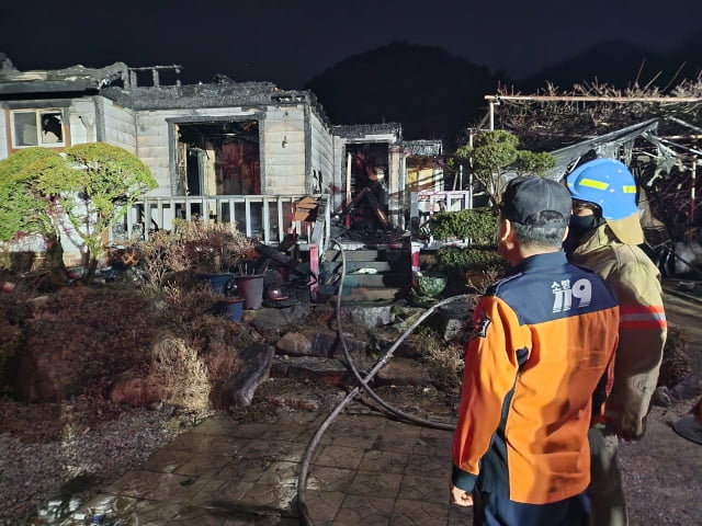 6일 화재진압 중에 카지노사이트추천 1명이 순직한 전북 김제시 단독주택 화재 현장. / 사진=소방청