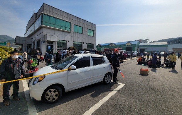 8일 오전 10시 30분께 전북 순창군 구림면 한 농협 주차장에서 1t트럭이 조합장 투표를 기다리던 인파를 들이받아 소방당국이 구조작업을 하고 있다.  사진=전북소방본부 제공