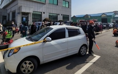 투표 기다리던 인파 덮친 1t 트럭…2명 심정지·운전자 체포 [종합]