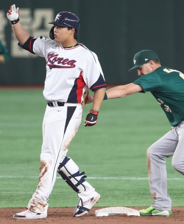 9일 오후 일본 도쿄돔에서 열린 2023 월드베이스볼클래식(WBC) B조 본선 1라운드 한국과 호주의 경기. 7회 말 1사 상황에서 한국 강백호가 2루타를 친 뒤 환호하다 호주 야수에게 태그 아웃되고 있다. 사진=연합뉴스