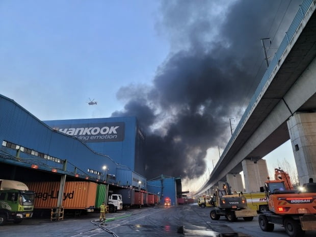 13일 오전 대전 대덕구 한국타이어 공장에서 난 불로 인한 연기가 공중으로 치솟고 있다. 사진=연합뉴스