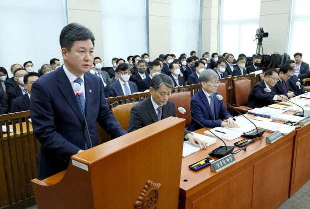 한창섭 행정안전부 장관 직무대행이 13일 오전 열린 국회 행정안전위원회 전체회의에서 업무보고를 하고 있다. /사진=연합뉴스