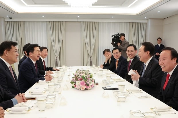 국민의힘 신임 지도부와 만찬 갖는 윤석열 대통령. /사진=연합뉴스